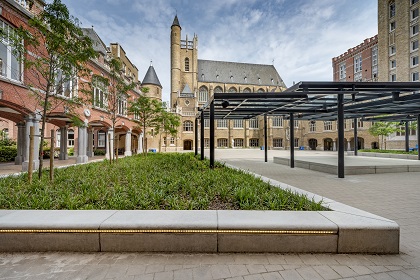 Sint-Ursula - authentieke binnenplaats met hedendaags landschapsontwerp