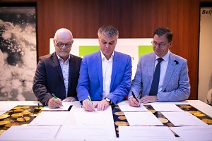 Algemeen directeur Alfons van Woensel van Struyk Verwo Infra tekent het Betonakkoord, geflankeerd door Sjoerd Kloetstra en André Barendregt van CRH-zusterbedrijf Cementbouw.