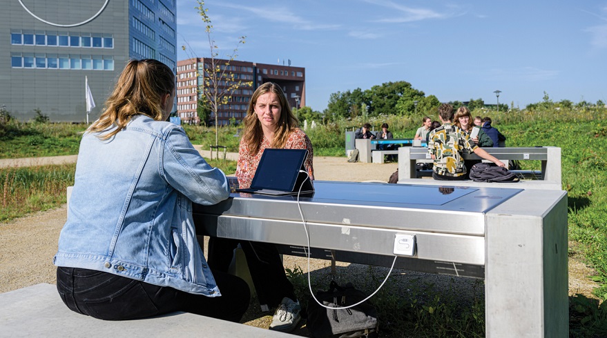 Studenten maken dankbaar gebruik van Solar straatmeubilair op de campus