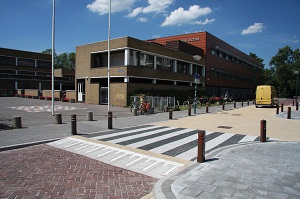 Oversteekplaats bij school met zebrapad en verkeersplateau aansluitend op trottoir