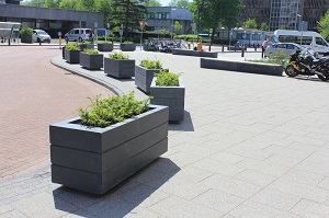 Straatmeubiliair - betonnen bloembak ook in te zetten als buitenmeubilair