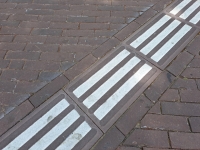 Geleidelijntegels met constrastmarkering Geleidelijntegels met constrastmarkering