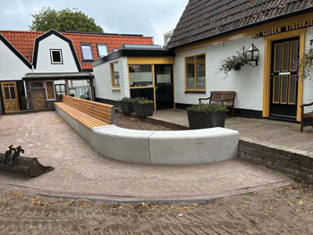 Seat met slanke rug op Texel