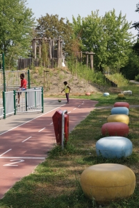 Kleurrijke bolders voor speelplek