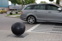 Betonnen bollen als anti-parkeer