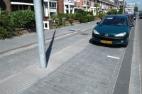 Parkeerplaatsen met schrikstrook