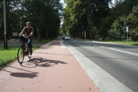 Fietspad naast rijbaan