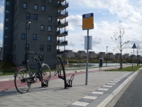 Busperron naast fietspad