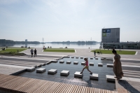 Stapblokken in waterpartij Stapblokken in waterpartij