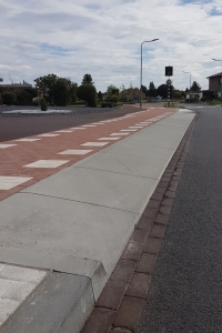 Gebiedontsluitingsweg met vrijliggend snelfietspad Gebiedontsluitingsweg met vrijliggend snelfietspad