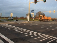 Betonnen verkeersplateaus in asfaltweg Betonnen verkeersplateaus in asfaltweg
