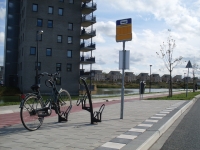 Busperron naast fietspad Busperron naast fietspad