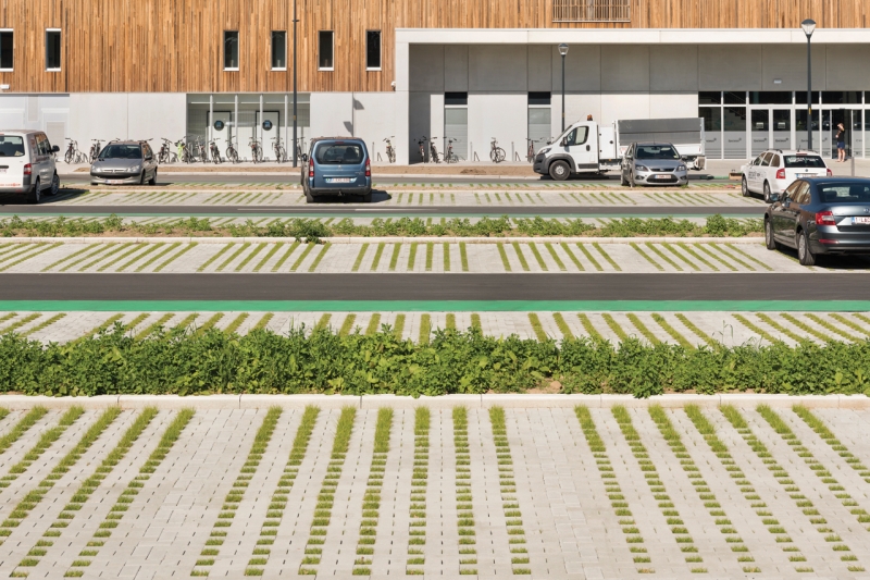 Groenbestrating op parkeerplaats