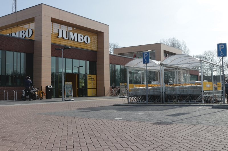 Waterpasserend parkeerterrein supermarkt