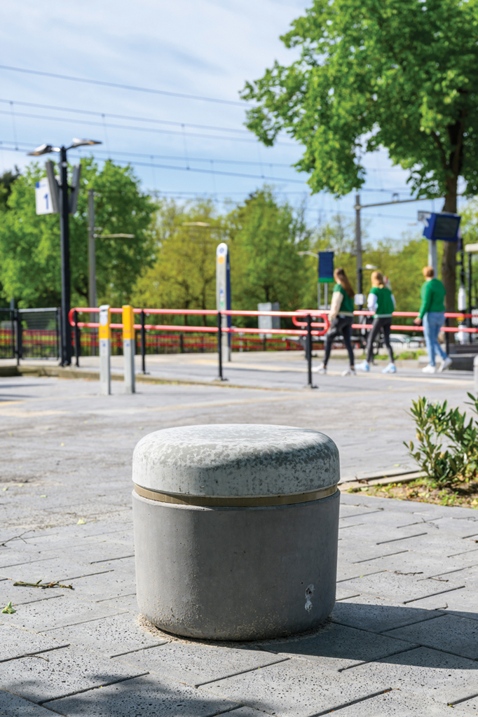 Mellow poufs NS Station